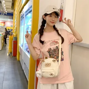 Sac bandoulière agneau blanc en peluche avec t-shirt rose pour un look décontracté chic