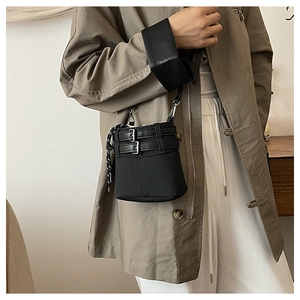Dettaglio di una borsa a tracolla nera opaca minimalista con fibbie in metallo argento