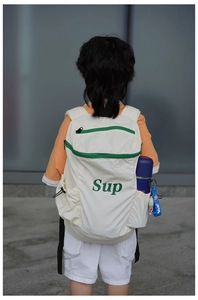 Détail du sac à dos de sport pour enfants avec fermeture verte et poche latérale