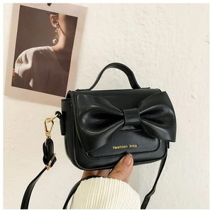 Détail du mini sac noir pour fille en cuir PU avec grand nœud et lettrage doré fashion