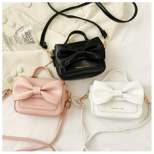 Trois mini sacs pour filles en noir, rose et blanc avec de grands nœuds et détails dorés