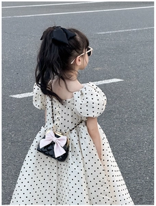 Robe beige à pois pour fille avec manches bouffantes et sac à bandoulière noir à nœud