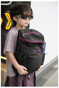 Détail du sac à dos noir pour enfant avec lettres Sup violettes et poche latérale