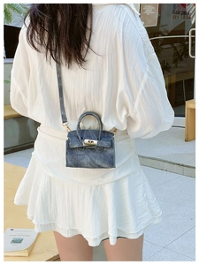 Mini sac à main en jean bleu avec fermoir doré métallique dans un style urbain chic