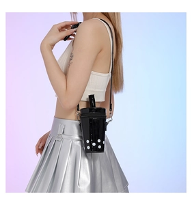 Sac bandoulière créatif en forme de thé aux perles en cuir verni noir avec pois blancs