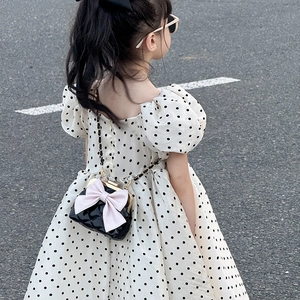 Robe à pois pour fille avec sac à chaîne matelassé noir et un nœud rose élégant
