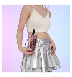 Détail du sac créatif rose métallisé en forme de thé aux perles avec bandoulière