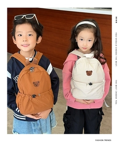 Détail de la broderie ours et du design bicolore sur un sac à dos en nylon pour enfant