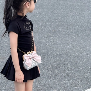 Sac bandoulière matelassé argenté pour fille avec un grand nœud rose et chaîne