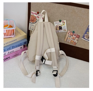 Vue arrière détaillée du sac à dos beige montrant les bretelles et les boucles de réglage