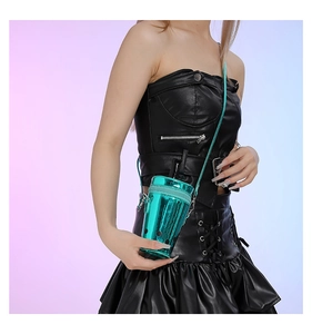 Détail du sac bandoulière créatif bleu en forme de thé aux perles et pois noirs
