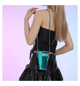 Détail du sac seau bleu en forme de thé aux perles montrant sa taille et son fini brillant