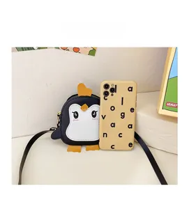Mini-Pinguin-Umhängetasche im Vergleich mit Smartphone für die kompakte Größe