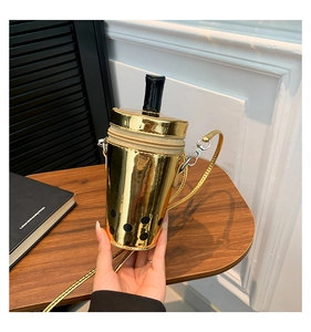Détail du sac à bandoulière créatif en cuir verni doré en forme de tasse de bubble tea