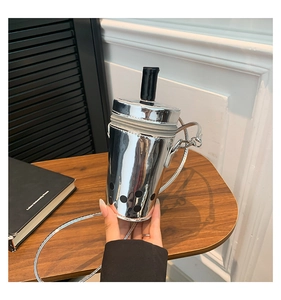 Détail du sac à bandoulière en cuir verni argenté en forme de tasse de thé aux perles créative