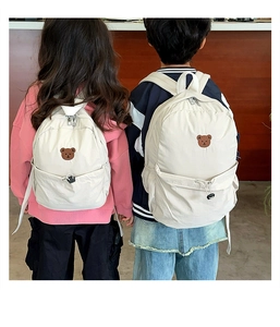 Comparaison détaillée de deux tailles de sac à dos ours mignon sur le dos d'un modèle