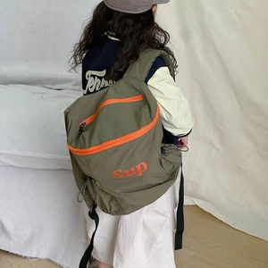 Sac à dos sport enfant vert olive avec inscription Sup orange et cordon serrage