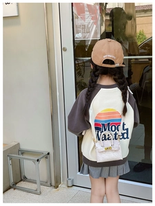 Vue arrière du mini sac à main en cuir blanc avec une tenue de streetwear pour enfants