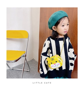 Detail of cute yellow tiger crossbody bag for kids with cartoon face and pink blush