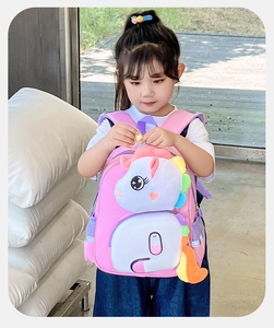 Dettaglio dello zaino rosa per bambini con unicorno di peluche e criniera colorata