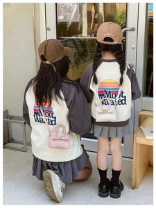 Détail de mini sacs à main en cuir avec poignée et fermoir rotatif pour style parent-enfant