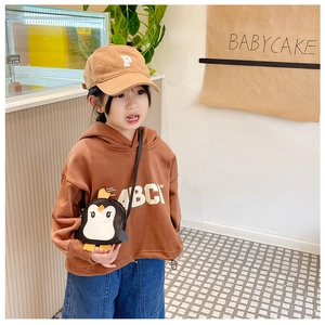 Kleinkind mit süßer Pinguin Umhängetasche, braunem Hoodie und lässiger Jeans