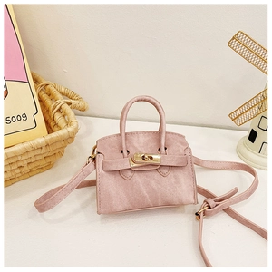 Détail du mini sac bandoulière en denim rose avec fermoir rotatif et texture tissée