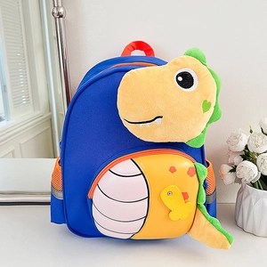 Dettaglio dello zaino da bambino con testa di dinosauro 3D in peluche e tasca rigida EVA