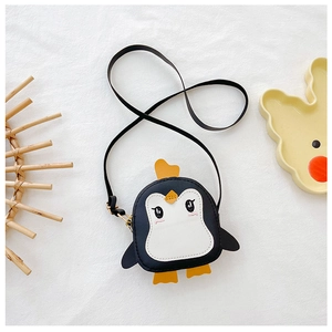 Detailansicht einer süßen Pinguin-Umhängetasche aus schwarzem Kunstleder für Kinder