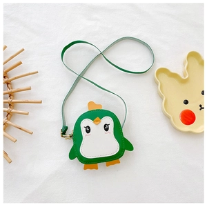 Detail der grünen Pinguin Kindertasche aus PU-Leder mit goldenem Reißverschluss