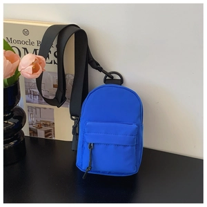 Detailansicht der mini blauen Nylon-Umhängetasche mit verstellbarem schwarzen Gurt und Reißverschluss