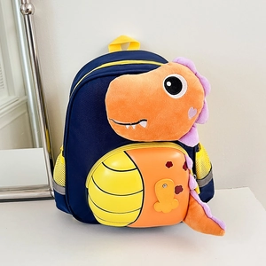 Dettaglio dello zaino a dinosauro in peluche per bambini con punte colorate e tasca a rete