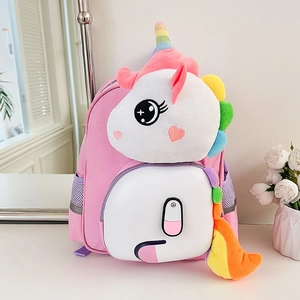 Dettaglio dello zaino rosa a forma di unicorno con testa in peluche 3D e rete laterale