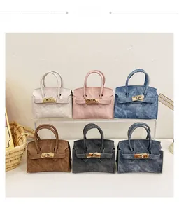 Détail de mini sacs bandoulière en six couleurs avec fermoir rotatif métallique élégant