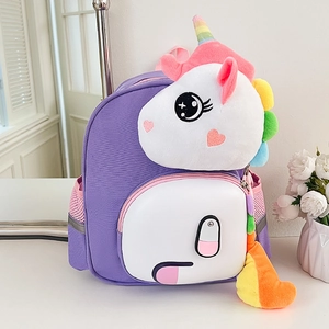 Dettaglio dello zaino unicorno viola con corno di peluche e criniera con nappe colorate