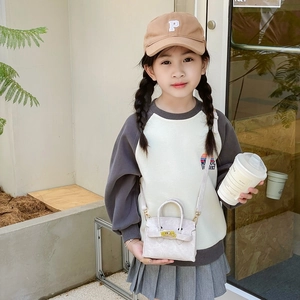 Mini sac bandoulière pour enfants en simili cuir crème avec boucle dorée élégante