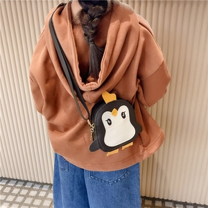 Süße Pinguin-Umhängetasche für Kinder mit verstellbarem Gurt an einem Model gezeigt
