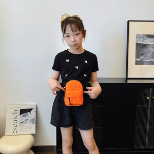 Mini Umhängetasche für Kinder in Orange mit verstellbarem Gurt und Reißverschluss