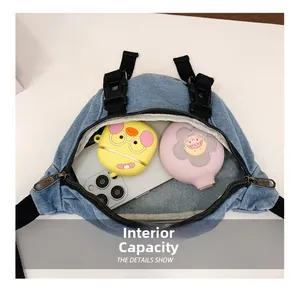 Capienza interna del marsupio in denim azzurro con spazio per cellulare e accessori