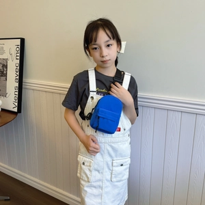 Minimalistische blaue Kinder-Umhängetasche aus Nylon mit verstellbarem Riemen für Alltag