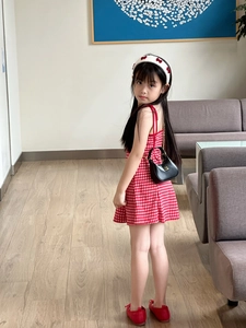 Detail of a minimalist black semi-circular leather handbag for kids stylish outfit