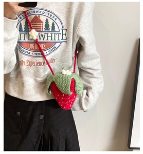 Détail du sac bandoulière fraise fait main au crochet avec couvercle feuille et fleur 3D