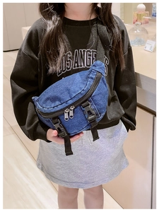 Dettaglio del marsupio in denim blu per bambini con doppia cerniera e tracolla