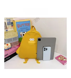 Vue de la capacité du sac à dos canard jaune comparé à une tablette et un mobile