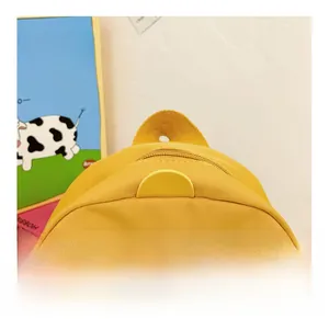 Détail macro d'un sac à dos pour enfant montrant les coutures et l'oreille de canard