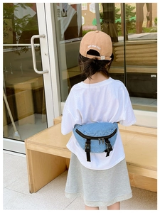 Vista posteriore di un bambino con borsa a tracolla in denim blu e cinghie regolabili