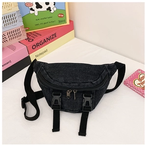 Dettaglio del borsello in denim nero con doppie cerniere metalliche e fibbie in plastica