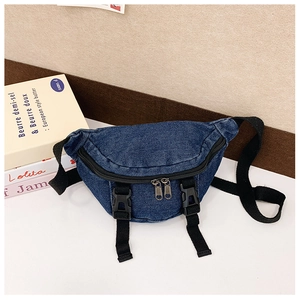 Dettaglio del marsupio in denim blu scuro per bambini con doppia cerniera e fibbia