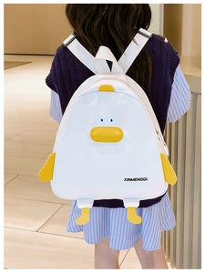 Détail du sac à dos canard 3D blanc avec bretelles réglables et tissu en toile douce