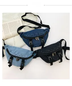 Vista piatta di marsupi in denim neri e blu con dettagli di cinturini con fibbia
